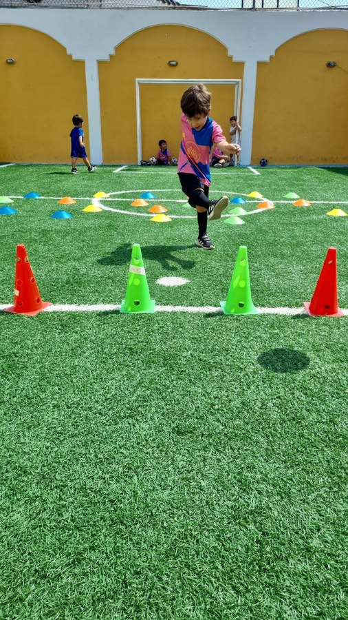 Niño en piscina de pelotas