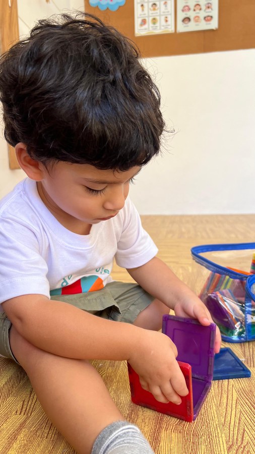 Niño construyendo con bloques
