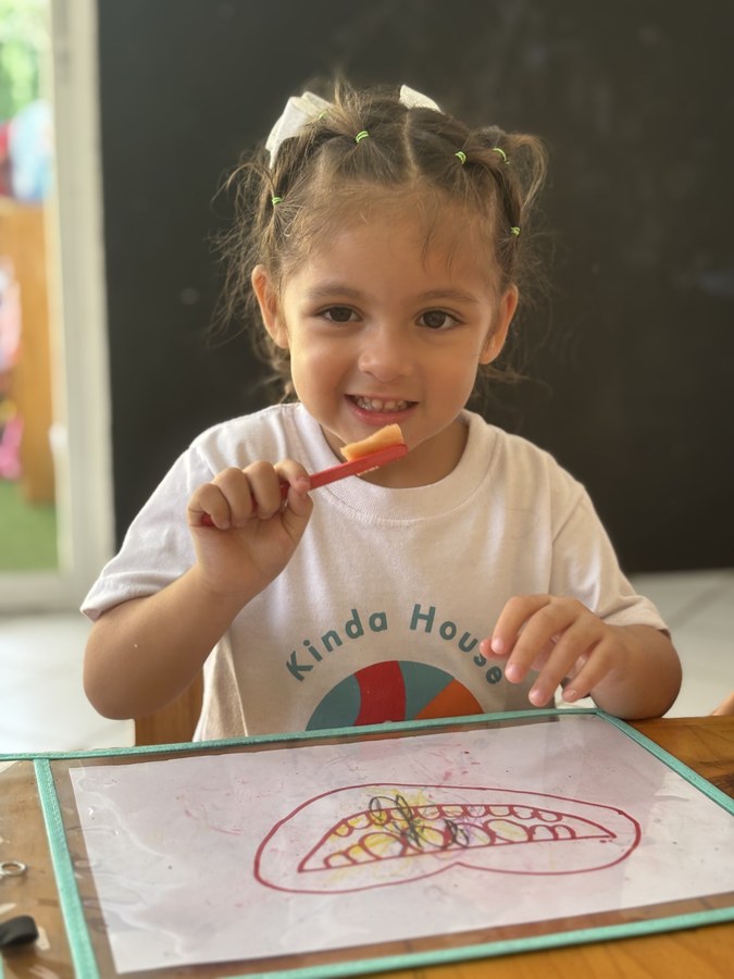 Niña realizando actividad creativa