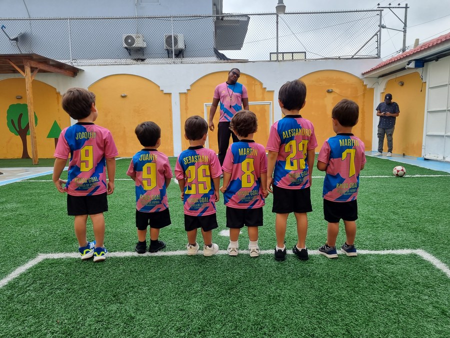 Niños jugando fútbol