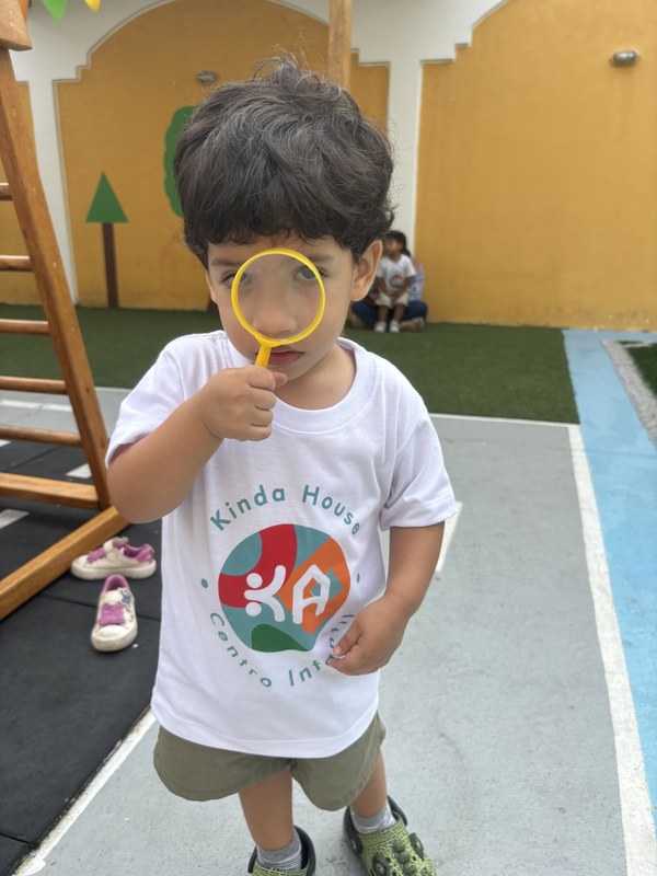 Niños jugando con bloques