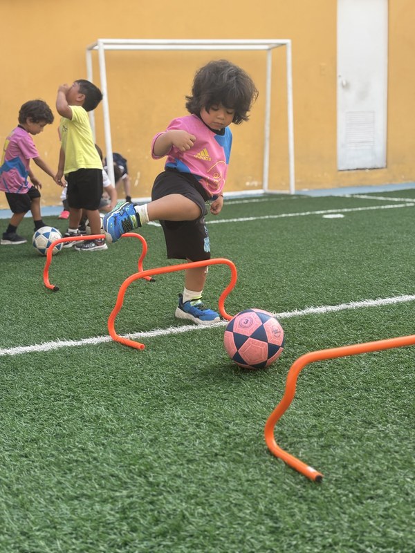 Niños jugando fútbol