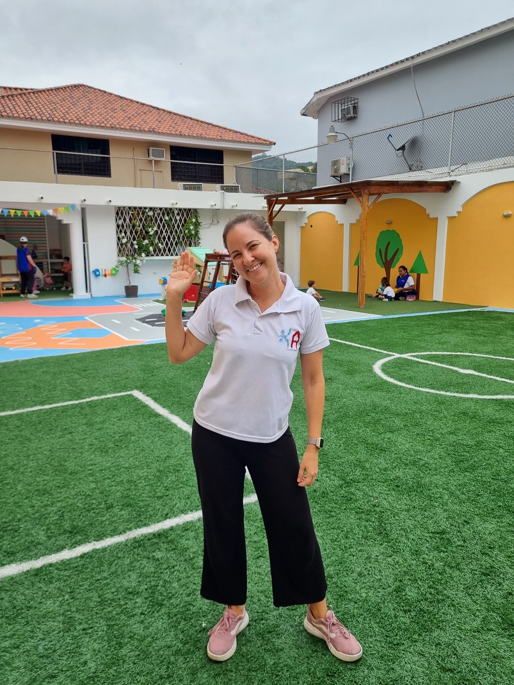 Niña sonriendo durante una actividad creativa