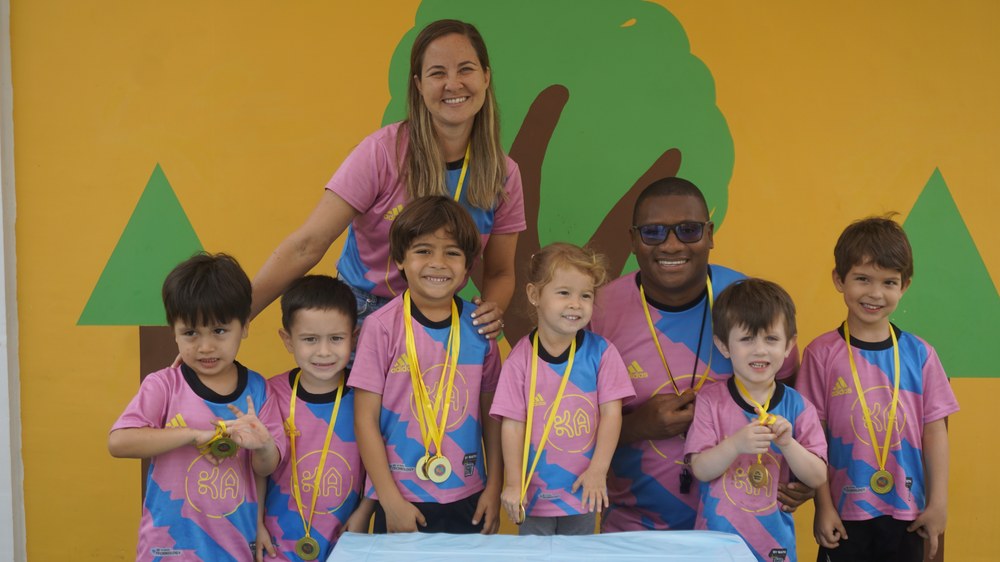 Grupo pequeño de niños en Kinda House